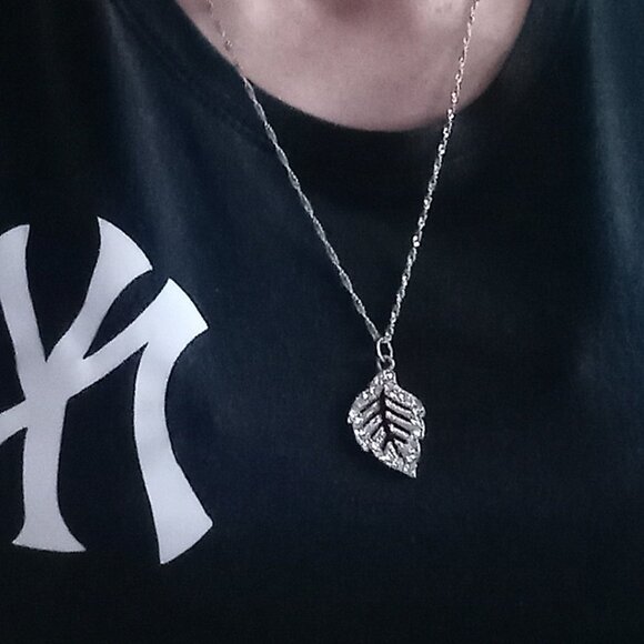 SILVER CRYSTAL LEAF PENDENT NECKLACE!​ - Picture 2 of 3